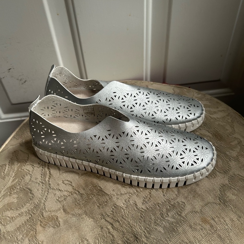 Ilse Jacobsen Silver Flats with Cutout Design Sz 39